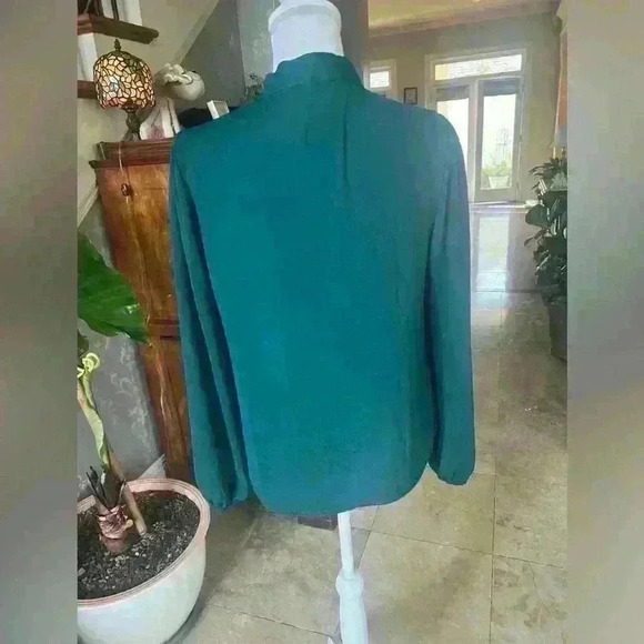 Crescent and Willough ladies blouse medium Green long sleeve neck tie attached - Picture 5 of 9